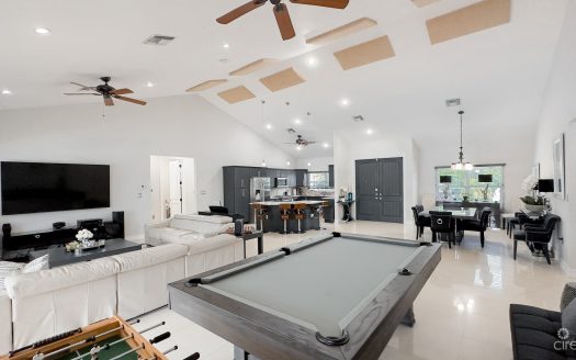 BIMINI DRIVE CANAL FRONT FAMILY HOME, GRAND HARBOUR