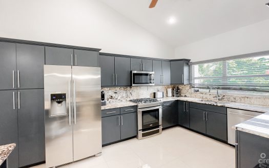 BIMINI DRIVE CANAL FRONT FAMILY HOME, GRAND HARBOUR