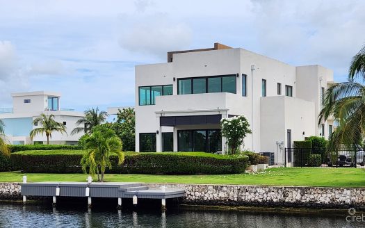 EXQUISITE MODERN FAMILY HOME, CRYSTAL HARBOUR