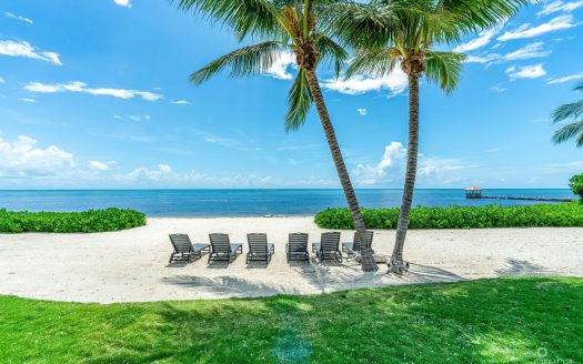 VILLA MORA SOUTH SOUND BEACHFRONT