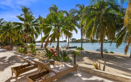 PIECES OF EIGHT, RUM POINT ESTATE