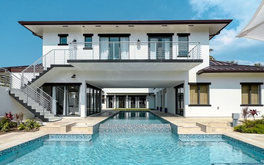LUXURY HOME – THE AVE SOUTH SOUND
