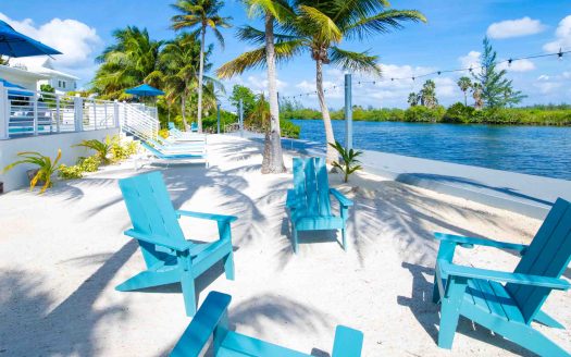 CARIB SUN – EXQUISITE WATERFRONT ESTATE W /GUESTHOUSE IN CAYMAN KAI