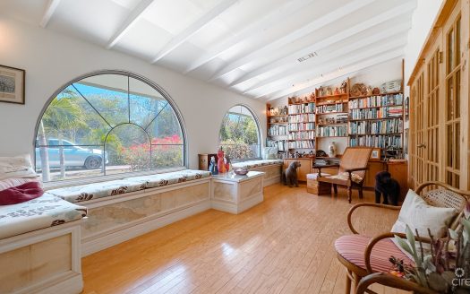 SAVANNAH HOME ON 0.73 ACRE WITH APARTMENT & POOL