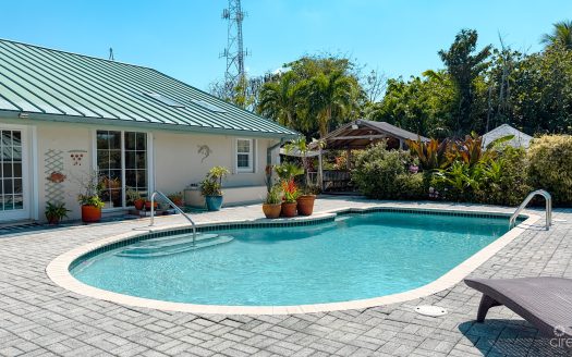 SAVANNAH HOME ON 0.73 ACRE WITH APARTMENT & POOL