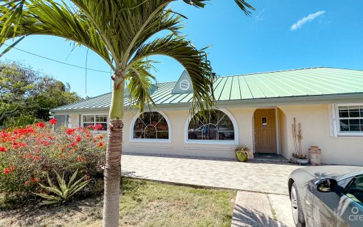 SAVANNAH HOME ON 0.73 ACRE WITH APARTMENT & POOL