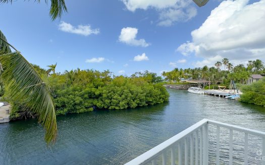 COASTAL ESCAPE WATERFRONT TOWNHOUSE