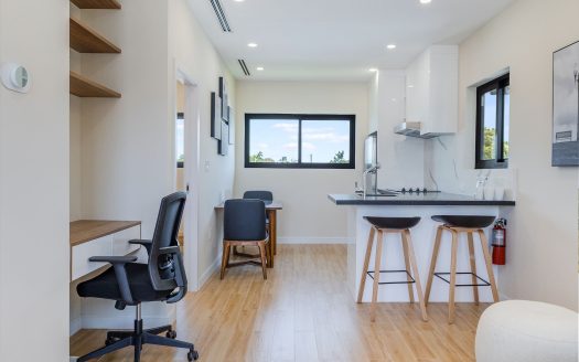 ARZA WEST BAY RUBY– UPGRADED FULLY FURNISHED 1-BED CORNER UNIT