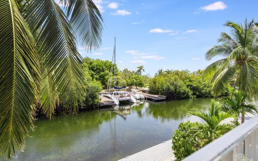COASTAL ESCAPE – EXECUTIVE WATERFRONT LIVING