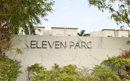 ELEVEN PARC TOWNHOME – PRIME LOCATION IN SEVEN MILE BEACH CORRIDOR