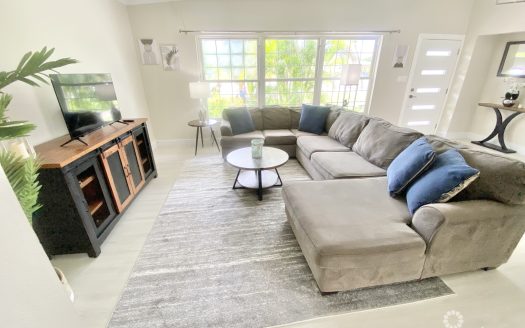 STUNNINGLY RENOVATED 3 BED +DEN HOME IN GEORGE TOWN