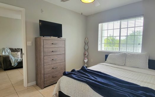LAKESIDE–1BED/1BATH–MINUTES TO CAMANA BAY/SEVEN MILE BEACH