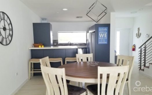 ROYAL PINES SPACIOUS TOWNHOUSE STYLE CONDO