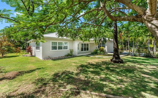 SPACIOUS 4-BEDROOM HOME IN TROPICAL GARDENS