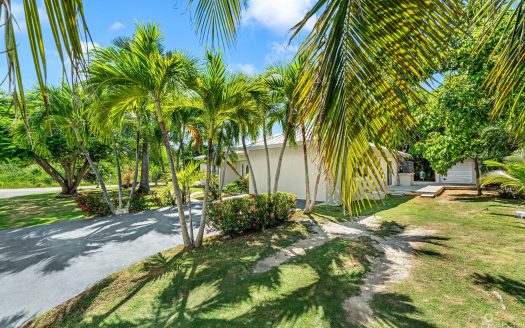 SPACIOUS 4-BEDROOM HOME IN TROPICAL GARDENS
