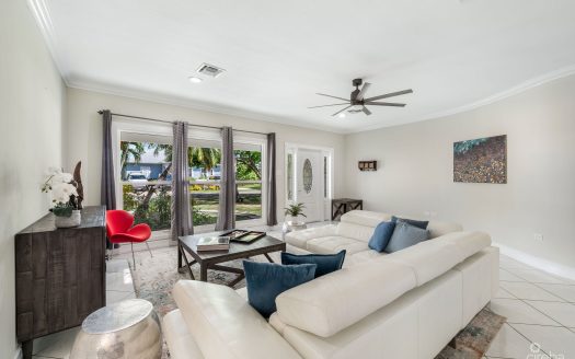 SPACIOUS 4-BEDROOM HOME IN TROPICAL GARDENS