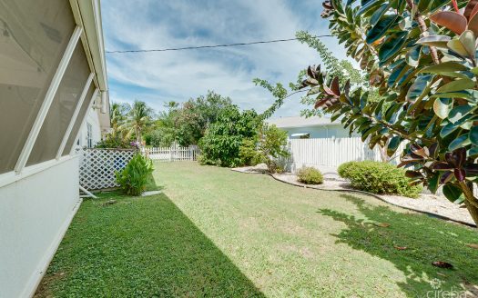 3-BEDROOM FAMILY HOME ON AN EXPANSIVE 0.3411 ACRE LOT IN WEST BAY