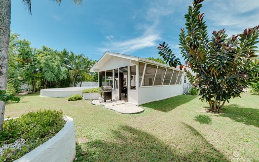 3-BEDROOM FAMILY HOME ON AN EXPANSIVE 0.3411 ACRE LOT IN WEST BAY