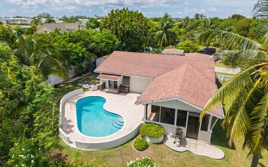 3-BEDROOM FAMILY HOME ON AN EXPANSIVE 0.3411 ACRE LOT IN WEST BAY