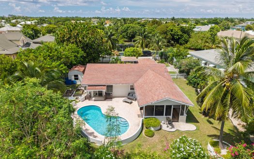 3-BEDROOM FAMILY HOME ON AN EXPANSIVE 0.3411 ACRE LOT IN WEST BAY