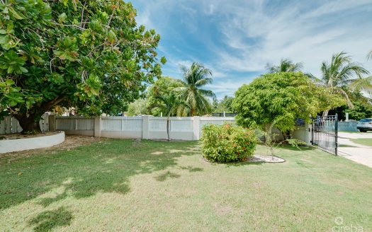 3-BEDROOM FAMILY HOME ON AN EXPANSIVE 0.3411 ACRE LOT IN WEST BAY
