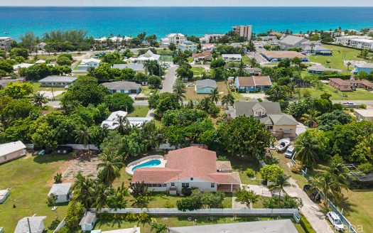 3-BEDROOM FAMILY HOME ON AN EXPANSIVE 0.3411 ACRE LOT IN WEST BAY