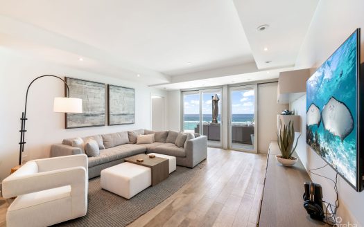 LUXURY BEACHFRONT PENTHOUSE 2 BED/2.5 BATH SOUTH SOUND