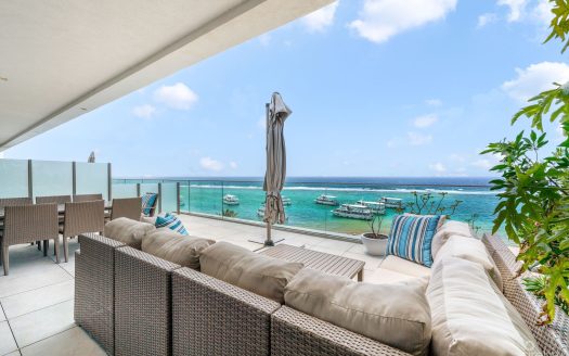 LUXURY BEACHFRONT PENTHOUSE 2 BED/2.5 BATH SOUTH SOUND