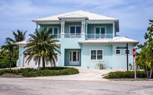 CRYSTAL HARBOUR LUXURY 5BR/5.5BA CANAL FRONT HOME
