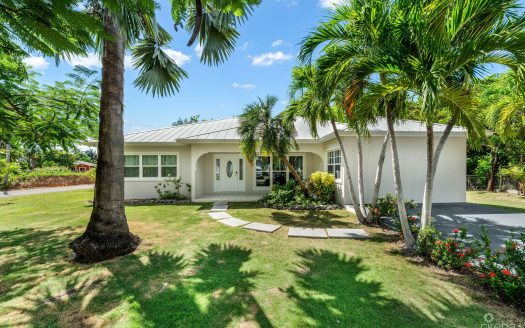 SPACIOUS 4-BEDROOM HOME IN TROPICAL GARDENS