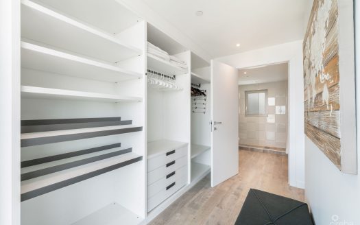 LUXURY BEACHFRONT PENTHOUSE 2 BED/2.5 BATH SOUTH SOUND