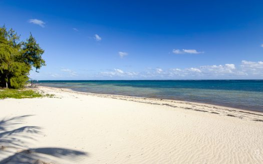 BEACH HOUSE IN EAST END BEACH HOUSE IN EAST END