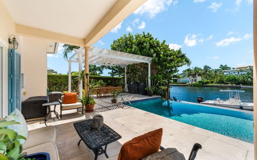 BIMINI DRIVE 303 – GRAND HARBOUR | 5-BED WATERFRONT HOME