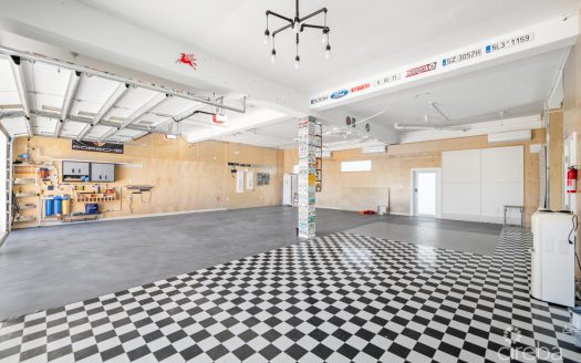 XL 3 BED WEST BAY DUPLEX WITH 2000 SQ FT OF STORAGE