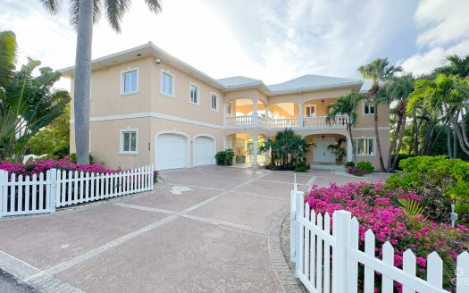 YACHT CLUB CANAL FRONT HOME