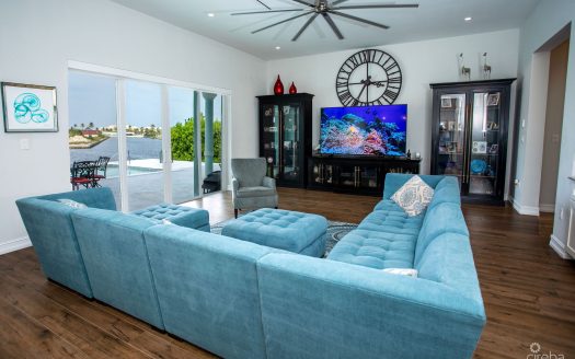 CRYSTAL HARBOUR LUXURY 5BR/5.5BA CANAL FRONT HOME