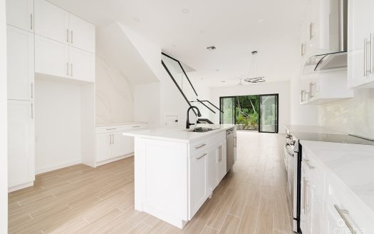 PRIVE FULLY UPGRADED 2B/2.5B UNIT – CASH BACK AT CLOSING!