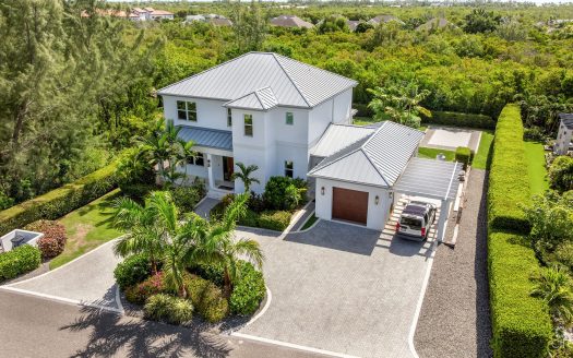 THE LAKES EXECUTIVE FAMILY HOME WITH POOL