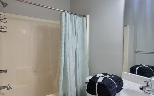 LAKESIDE–1BED/1BATH–MINUTES TO CAMANA BAY/SEVEN MILE BEACH