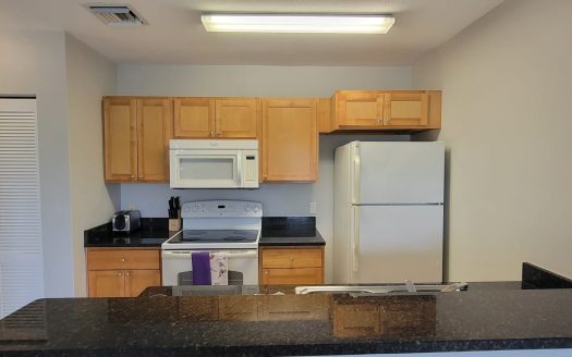 LAKESIDE–1BED/1BATH–MINUTES TO CAMANA BAY/SEVEN MILE BEACH