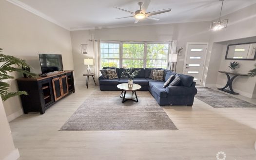 STUNNINGLY RENOVATED 3 BED +DEN HOME IN GEORGE TOWN