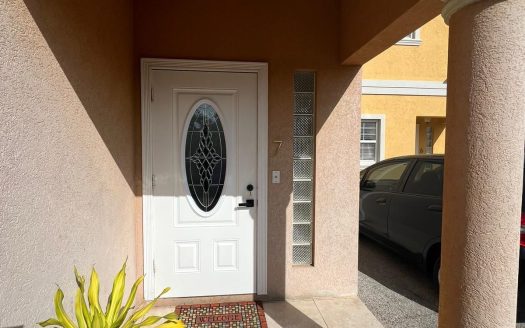 LOWER VALLEY LUXURY TOWNHOUSE