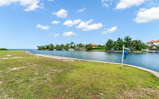 LARGE HARBOUR REACH LOT