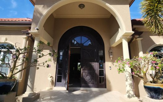 YACHT CLUB CANAL FRONT HOME 3 BED YACHT CLUB CANAL FRONT HOME 3 BED