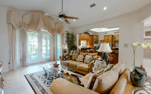 YACHT CLUB CANAL FRONT HOME 3 BED