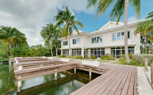 THE MOORINGS, STUNNING CANAL FRONT TOWNHOME, 3 BED 3.5 BATHROOM WITH GORGEOUS VIEWS OF THE CANAL