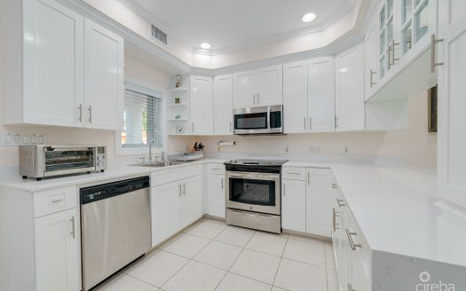 THE MOORINGS, STUNNING CANAL FRONT TOWNHOME, 3 BED 3.5 BATHROOM WITH GORGEOUS VIEWS OF THE CANAL