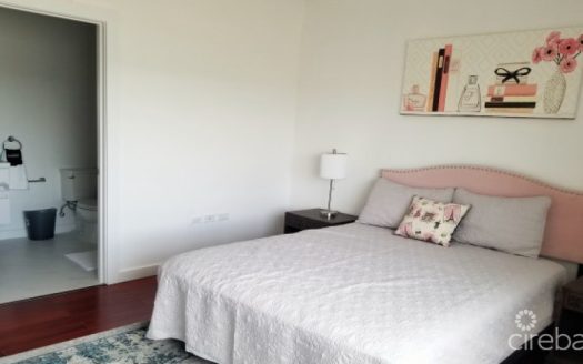 ROYAL PINES SPACIOUS TOWNHOUSE STYLE CONDO–END UNIT–FENCED BACK GARDEN