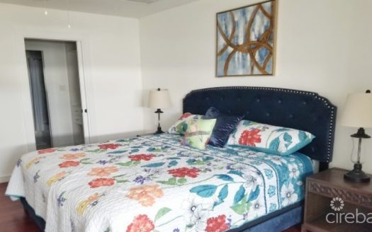 ROYAL PINES SPACIOUS TOWNHOUSE STYLE CONDO–END UNIT–FENCED BACK GARDEN