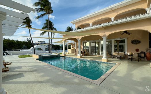 YACHT CLUB CANAL FRONT HOME